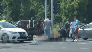 Do sieci trafiło nagranie, z którego wynika, że kierowca zdecydował się ruszyć, choć kobieta znajdowała. Wypadek W Katowicach Obok Galerii Libero Zderzenie Skutera Z Tesla Ranny Mezczyzna Trafil Do Szpitala Katowice Nasze Miasto