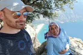 سوف نبقى هنا رامى محمد. Ø²ÙˆØ¬ ÙŠÙ„Ù‚ÙŠ Ø¨Ø²ÙˆØ¬ØªÙ‡ Ù…Ù† Ø£Ø¹Ù„Ù‰ Ø§Ù„Ø¬Ø¨Ù„ Ø¨Ø¹Ø¯ ØµÙˆØ±Ø© Ø³ÙŠÙ„ÙÙŠ ØµÙˆØ± Ø§Ù„Ù…Ù†ÙˆØ¹Ø§Øª Ø¬Ø±ÙŠØ¯Ø© Ø§Ù„Ø·Ø±ÙŠÙ‚