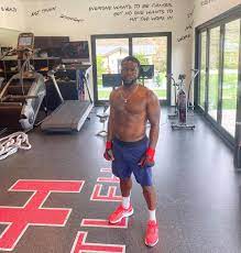 Nothing Can Keep Kevin Hart Out Of The Gym Kevin Hart Kevin Cute Black Boys