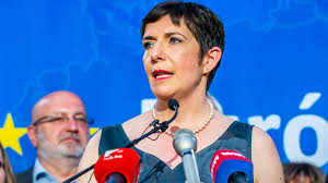 Úgy vélte, amennyiben dobrev klára és társai, gyurcsány ferenccel a háttérben hatalomra kerülnek, egy tüntetés során könnyen. Dobrev Klara Ne Csak A Fudanrol Irjunk Kina Vezetoinek 24 Hu
