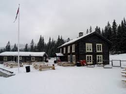 Yan yol üzerinde arabanızı park edebilirsiniz olduğu pek çok yer ve harika manzaralar keyfini çıkarın. Huts Mountain Restaurants Norway Gastronomy In Norway Norge