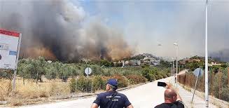 Χάρτης με όλες τις φωτιές live, νέα πυρκαγιών και χάρτες πρόβλεψης κινδύνου πυρκαγιάς. Mainetai Ane3elegkth H Fwtia Sthn Korin8ia Ekkenw8hke Kai Pemptos Oikismos