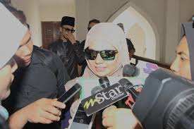 Zila seeron mengakui video smule tanpa baju adalah sebab beliau kurang didikan agama. Zila Seeron Sembunyi Belakang Almari Mengaku Salah Berkhalwat Hiburan Mstar