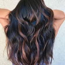 Il motivo per cui i capelli tinti con un colore scuro faticano a schiarire è che sono molto più carichi di pigmenti. Capelli Neri Con Sfumature Marrone O Cioccolato