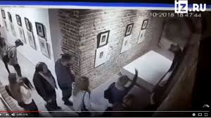 Salvador dalí's gemälde sowie skulpturen schmücken und glanz museen, gebäude und wohnungen auf der ganzen welt. Salvador Dali Madchen Macht Selfie Und Schmeisst Dabei Kunstwerke Um Stern De