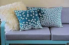 Diese couch wirkt sowie in der luft schwebend, weil sie über ein graziles und dünnes gestell aus metall verfügt. Sofa Bellevie
