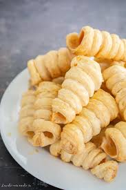 Pentru crema am amestecat galbenusurile cu 3 linguri de zahar, apoi am adaugat putin lapte rece si faina. Rulouri Din Foietaj Cu CremÄƒ De Vanilie Bucate Aromate