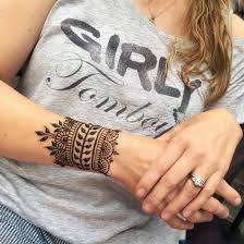 60 Disenos Perfectos Para Tatuarte En La Mano O En La Muneca Tatuajes De Henna Disenos De Tatuajes De Henna Tatuajes De Henna Manos
