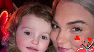 Robin Pettit's Instagram, Twitter & Facebook