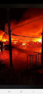 ไฟไหม้ตลาด 100 ปี บ้านแพ้ว จนท.เร่งควบคุมเพลิง เมื่อเวลา 20.10 น.วันที่ 31 กรกฎาคม เกิดเหตุเพลิงไหม้ตลาด 100 ปี อ.บ้านแพ้ว จ.สมุทรสาคร. 5m5f3fz6ipz Fm