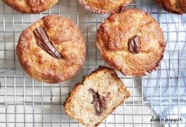 Muffins Noix De Coco Et Chocolat A La Farine Complete Sab N Pepper Recette En 2020 Noix De Coco Idee Recette Muffins