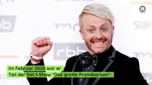 Bereits als dreijähriger stand er auf der bühne, es folgten gesangs. Ross Antony Privat So Schrill Lebt Der Schlagersanger Mit Mann Und Kindern News De