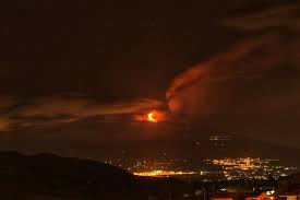 Il vulcano siciliano si è fatto risentire in grande stile con boati e tremori distintamente avvertiti dalla. Etna Eruzione Nella Notte Boati E Colate Di Lava Visibili Dalla Calabria