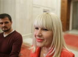 Alaturi de elena udrea, in costa rica se mai afla si alina bica, fosta sefa diicot si prietena a elenei. Fugitive Romanian Ex Minister Arrested In Costa Rica Balkan Insight