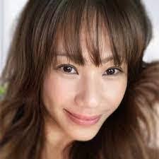 Apple Bogar's Instagram, Twitter & Facebook