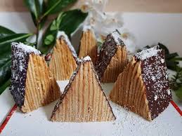 Pentru glazura topim ciocolata neagra cu frisca pe foc mic, apoi o turnam. Anyta Cooking Prajutura Carpati Cabana Pas Cu Pas Facebook