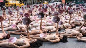 Nippel-Demo in New York: Künstler Spencer Tunick schickt nackte Frauen auf  die Straße