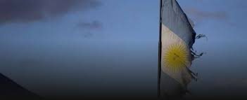 Prensalatinoamericana - LA ARGENTINA DESMEMBRADA Por Malú Kikuchi Un país, para ser considerado como tal en la comunidad de naciones, necesita imprescindiblemente contar con un territorio y con una moneda. La Argentina