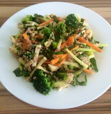 Fierbeti pastele spiralate, apoi le scurgeti. Salata De Broccoli Cu Ton