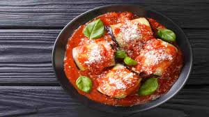Incidetete la polpa con un coltellino affilato praticando dei tagli paralleli abbastanza profondi in modo che possano poi accogliere il ripieno. Involtini Di Melanzane Al Forno Con Prosciutto Cotto E Scamorza