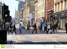 Find what to do today or anytime in june. Chodzacy Pedestrians W Jeden Ulicy W Miescie Glasgow W Szkocja Obraz Stock Editorial Obraz Zlozonej Z Posrednik Samochody 117208554
