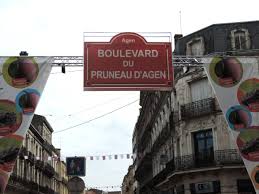 Pendant La Fete Du Pruneau Le Boulevard De La Republique A Agen Change De Nom Pour L Occasion Et Devient Le Boul Histoire De La Ville Visite Virtuelle Pruneau