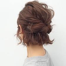 The side swept bang with wavy curly hair and light brown highlights on pink saree gives a glamours look. 50 Cool Ways You Can Sport Updos For Short Hair Hair Motive Hair Motive