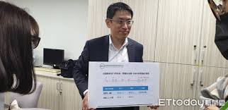 涉歌舞群組 百樂會派對籌辦人囚兩個月 港府擬購阿斯利康 專家：非理想疫苗 政府又甩轆 3人預約科興誤打復必泰 絕食求復業暫結束 酒吧業：不排 動升級 郵輪業訂防疫措施 冀暑假檔期前復航 內地工作就學港澳人士 獲免費注射疫苗 派對房違禁令拘負責人 證為26歲男警 另一25歲男警犯聚收告票. L6n7gkkugavcqm