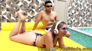 Genro sortudo comeu sua sogra gostosa enquanto sua namorada tomava banho de  piscina no mesmo local onde ele meteu com tudo na gostosa da morena. -  XNXX.COM