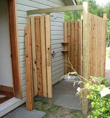 Damit sie das duschen direkt im außenbereich vornehmen können, haben wir für sie eine duschkabine für den. Sichtschutz Fur Gartendusche 35 Tolle Beispiele Archzine Net
