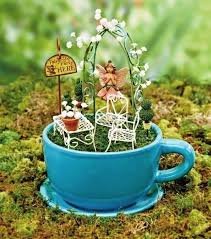 100 Ideen Zum Feengarten Gestalten So Laden Sie Die Zauberhaften Wesen Ein Wohnideen Und Dekoration Diy Feengarten Indoor Feen Garten Mini Garten