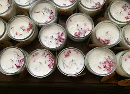 Des Cadeaux Fleuris Pour Vos Invites By Pia En 2020 Bougies Fait Maison Cadeau Invite Mariage Bougie Fleur