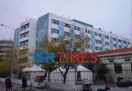 Ασθενοφόρο του εκαβ μετέφερε το 5χρονο στο νοσοκομείο. Rohlidhs Panw Apo 70 Paidia Noshleythkan Sto Ippokrateio Me Korwnoio Grtimes Gr
