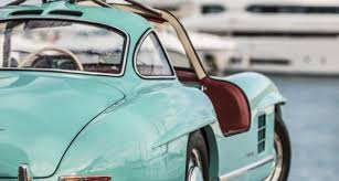 Mercedes Benz Revealed The Production 300 Sl Gullwing Alongside The Similarly Styled 190 Sl At The 1954 Internat Classic Mercedes Classic Cars Mercedes 300sl