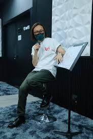 「wee are ronald cheng drive in ultra鄭中基自駕演唱會2021」於4月24及25日假中環海濱活動空間 演唱會海報日前已曝光，以鄭中基裝扮成各款動漫及電影角色的畫作，貫徹其玩味風格，也切合主題「人人都是鄭中基」。 Yc6q2x4iubs Im