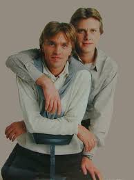 Claude francois junior, a trente neuf ans, divorcé de sa première épouse quarante après la mort de claude françois, retour sur l'héritage du chanteur géré par ses deux fils, claude jr et marc. Claude Francois Jr Et Marc Francois Claude Francois Claude Francois
