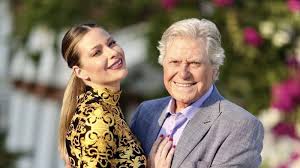 ونشرت باميلا الكيك صور وهي تحتضن حسين فهمي وظهر وهو يقبلها على خدها، وعلقت عليها بالفرنسية بجملة مع العظيم حسين فهمي. Iw3nrfh12 Ekm