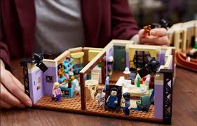 A lego végre leleplezte a második jóbarátok lego készletet, amiből a sorozat két legendás lakása lesz megépíthető, méghozzá 7 minifigurával. Pqpmmnyajiciim