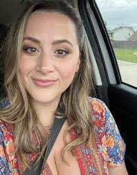 Amanda Cranfill's Instagram, Twitter & Facebook