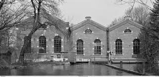 Das Tivoli Kraftwerk Am Eisbach Liess Die Firma Maffei Eisenwerke Im Jahr 1895 Errichten Es Diente Der Firma Die Fruhe Kraftmaschine Englischer Garten Gebaude