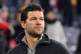 Il fut l'un des meilleurs joueurs de sa génération élu à trois reprises footballeur allemand de l'année en 2002, 2003 et 2005 et nommé meilleur milieu de terrain de l'année par l'uefa en 2002. Michael Ballack Facts Bio Career Net Worth Aidwiki