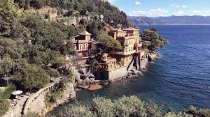 It is a comune located in the metropolitan city of genoa on the italian riviera.the town is clustered around its small harbour, and is known for the. Portofino Und Es Roch Nach Flieder Annaway Reiseblog
