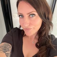 Claire Hillman's Instagram, Twitter & Facebook