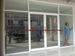 Kami melayani penjualan kaca mulai dari produksi, pemotongan, gosok mesin, proses kaca tempered sampai pemasangan. Pin Di Rumah