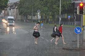 Den fahrplan zum ersatzverkehr sowie weitere informationen finden sie hier: Unwetter In Stuttgart Heftige Gewitter Beenden Rekordhitze Nachrichten Schwarzwalder Bote