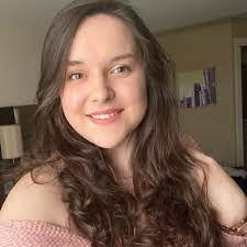 Eloise Hooper's Instagram, Twitter & Facebook