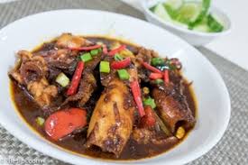 Tambahkan ayam, masak sehingga kuah pekat,pecah minyak dan akhir sekali tambahkan daun kunyit yang telah dihiris halus. Resepi Ayam Masak Hitam