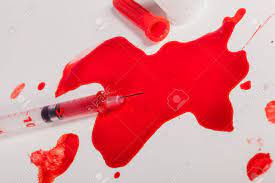 注射針を潮吹きする赤い液体またはスタジオのある静物 - コンセプト イメージの白い背景の上に血のハイアングルの写真素材・画像素材 Image  57861541