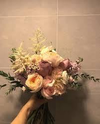 andrea訂既cafe latte x juliet garden rose花球andrea係個好溫柔好童顏既新娘 個花球好襯andrea溫婉既氣質 好期待回相 要幸福呀 由於用上左兩種garden rose 成個花球香氣四溢 配上雪蓮 floral wreath wreaths floral