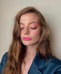 The Floating Eyeliner Is Summer S Hottest Makeup Trend Hot Makeup Creative Makeup Looks No Eyeliner Makeup